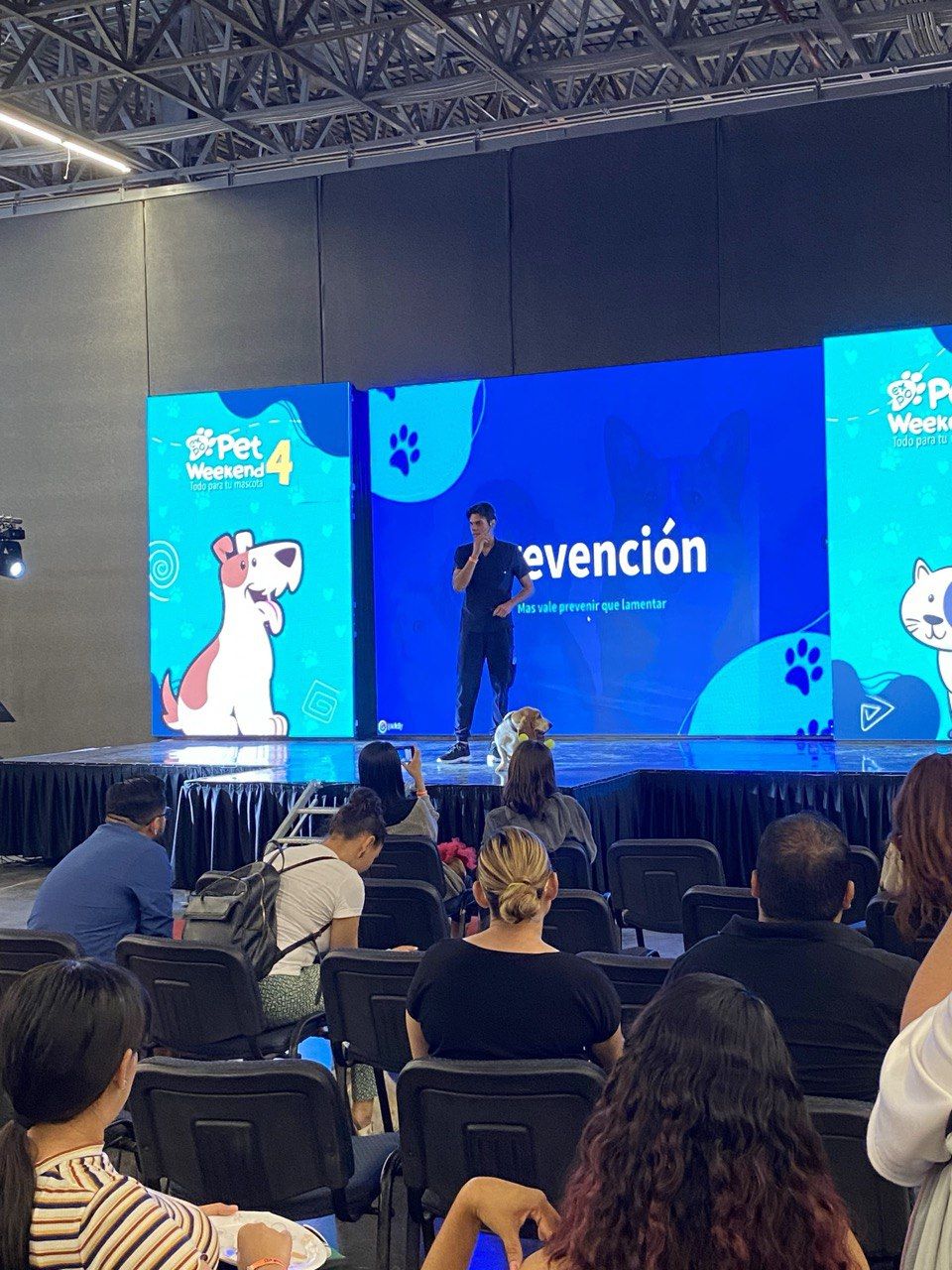 Román Hernández impartiendo una conferencia sobre prevención frente a propietarios