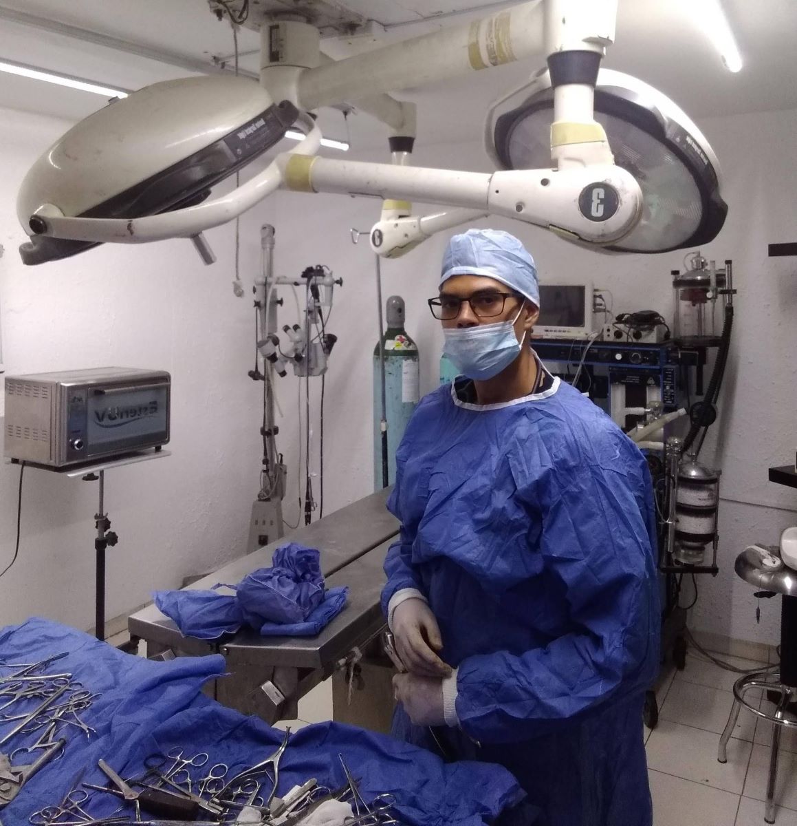 Román en el quirófano de un hospital veterinario