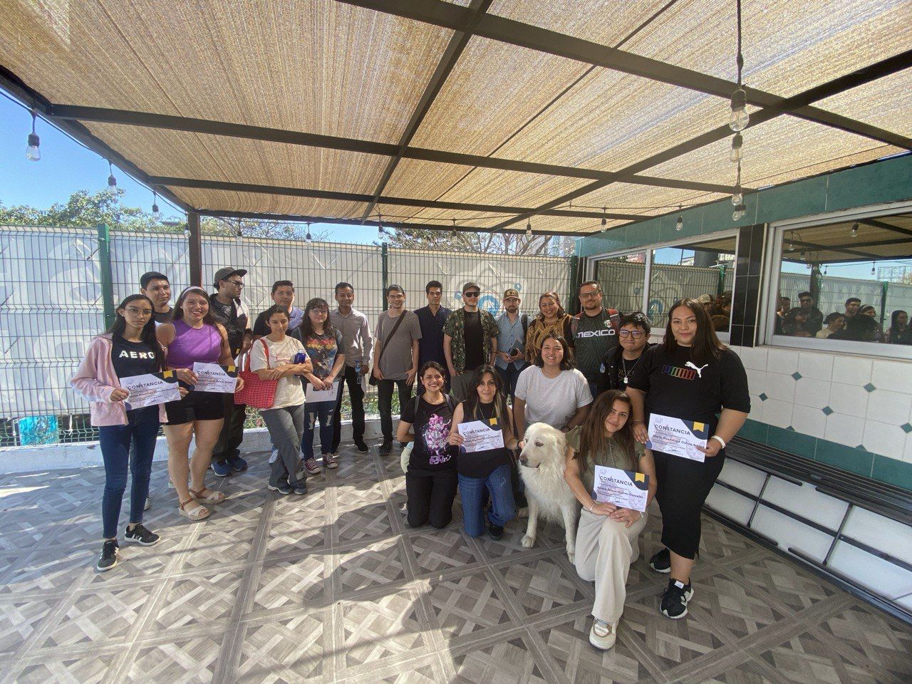 Grupo de propietarios con sus constancias al terminar un taller de primeros auxilios